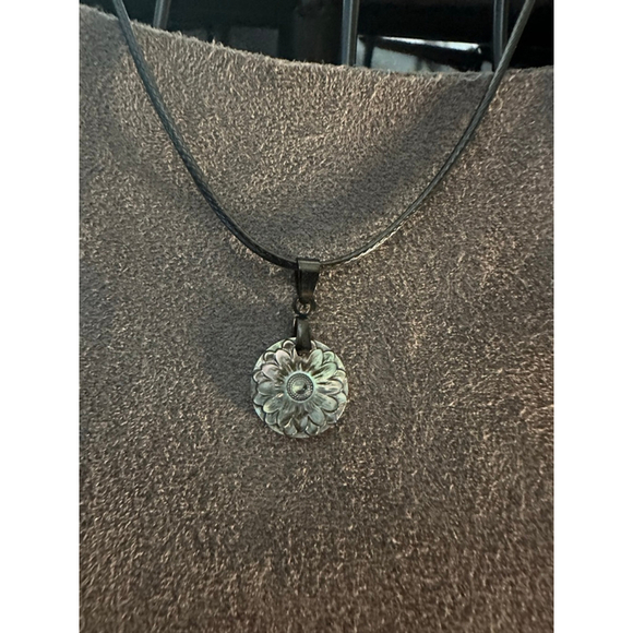 Dainty Round Black Shell Daisy Pendant Necklace - Picture 3 of 8